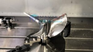 Obróbka skomplikowanego wirnika (impeller) lub łopatki turbiny na maszynie CNC. Przykład frezowania 5-osiowego.