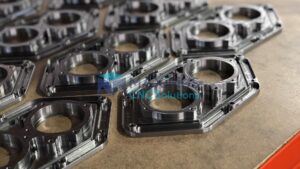 Seryjna produkcja precyzyjnie frezowanych aluminiowych korpusów:obudów z otworami na łożyska.